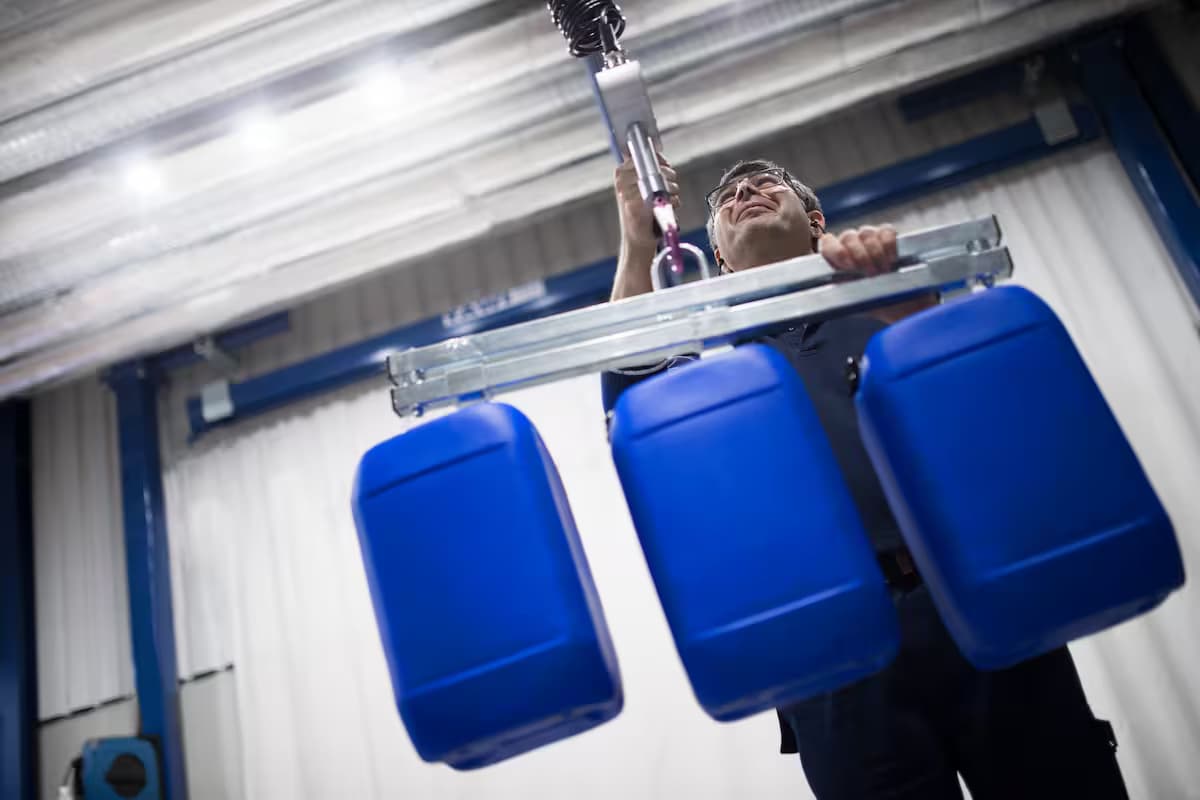 Paletizado de baldes con sistema de vacío